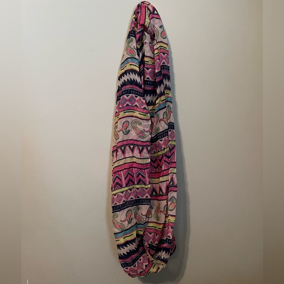 Set of 7 Scarfs and a Scarf Hanger - Picture 5 of 9